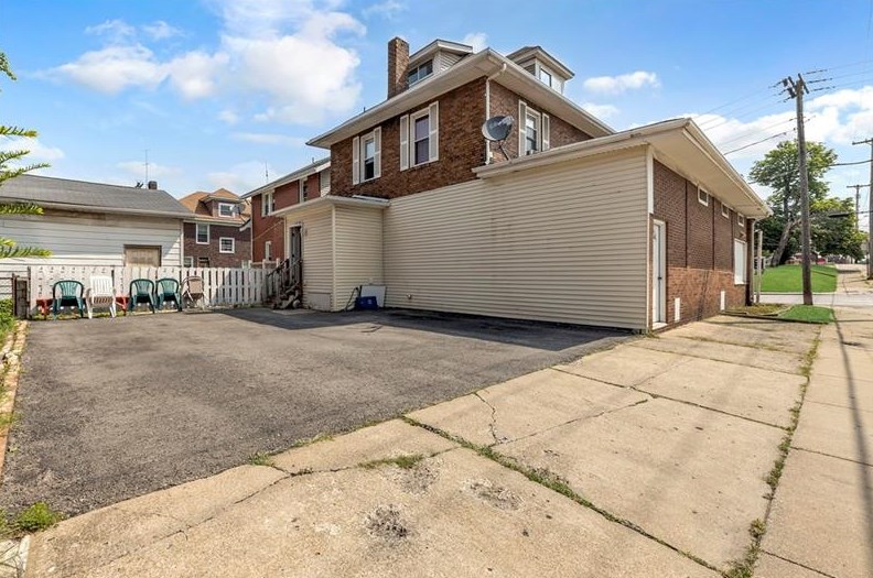 326 4th St, Ellwood City, PA 16117