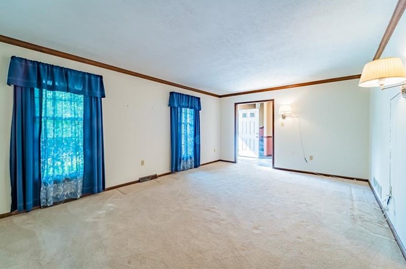 110 Deer Valley Dr, Sewickley, PA 15143
