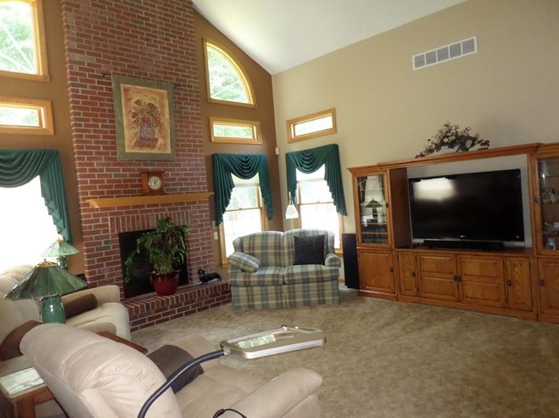 516 W Eaglewood Dr, Erie, PA 16511