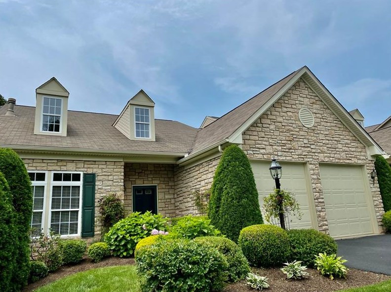 1004 Surrey Woods Dr North, Canonsburg, PA 15317