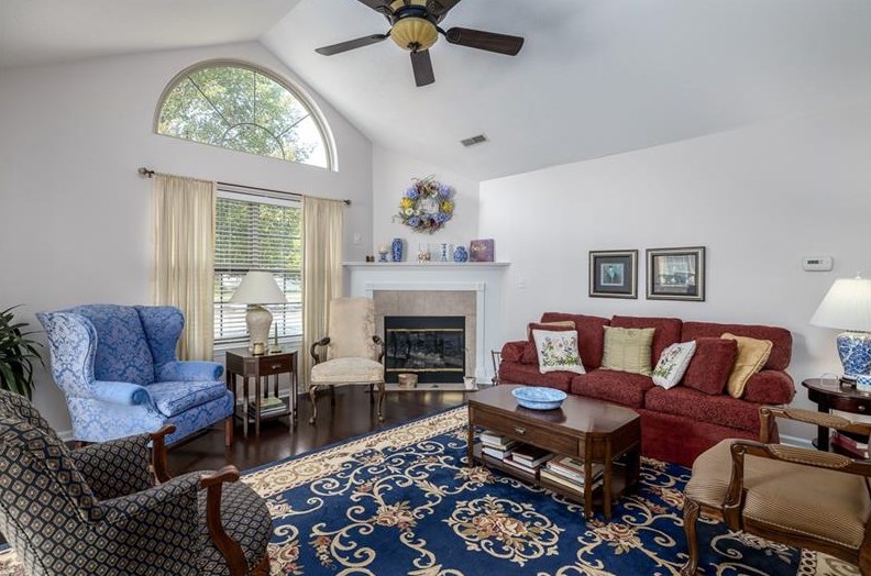 1103 Golf Course Dr, Washington, PA 15301-2845