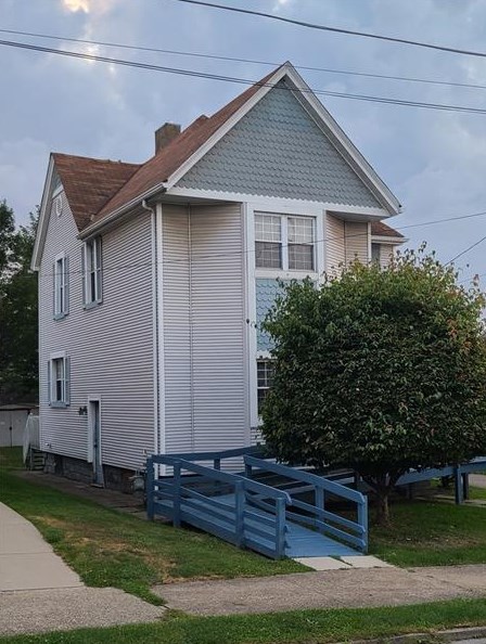 912 3rd St, Ellwood City, PA 16117-2204