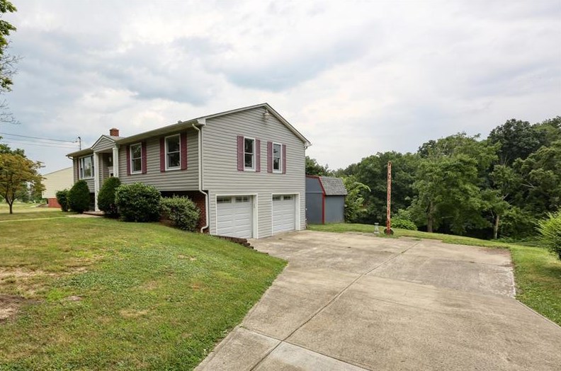 1411 Lexington Dr, New Brighton, PA 15066
