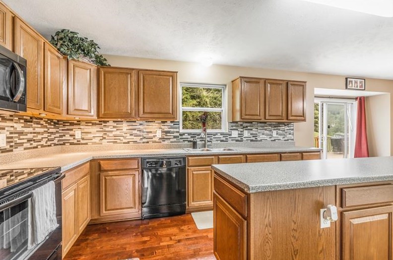 111 Tartan Rd, Gibsonia, PA 15044