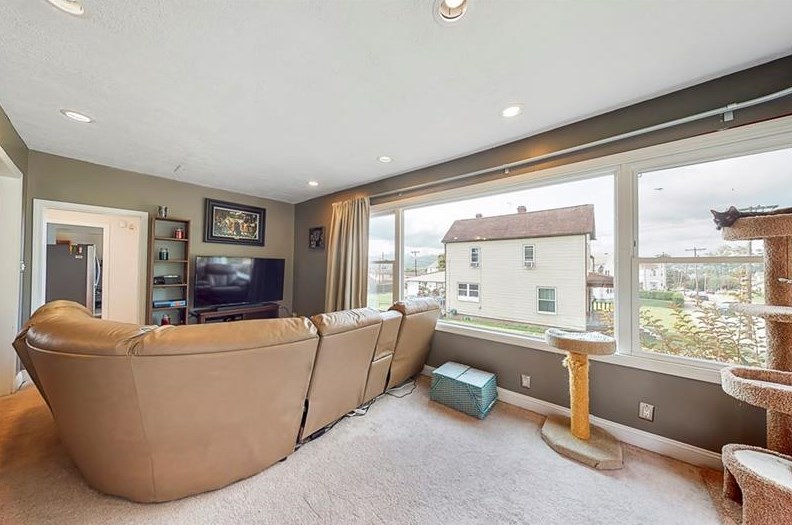 226 Oak Spring Rd, Canonsburg, PA 15317