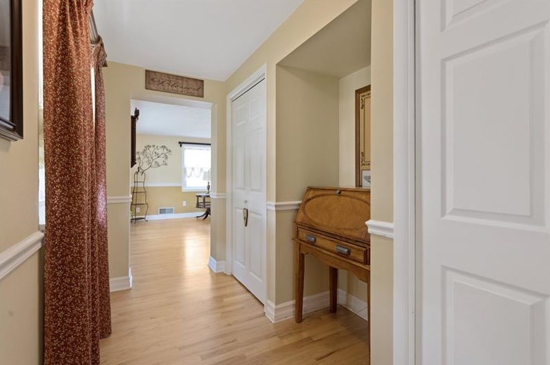 949 Vista Glen Dr, Bethel Park, PA 15102-2457