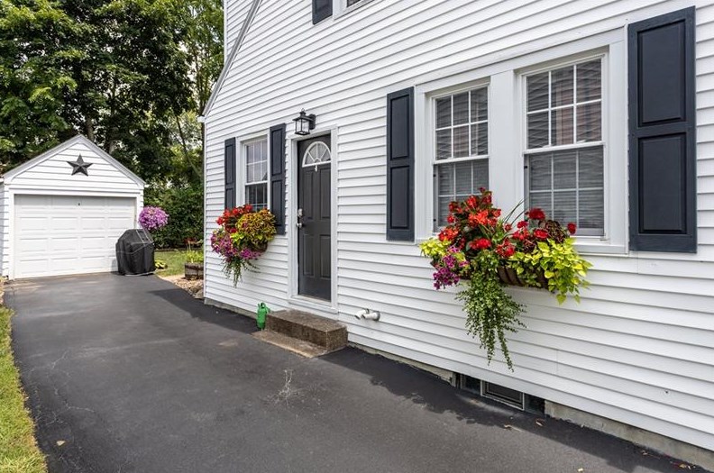 904 Plymouth Ln, Ellwood City, PA 16117