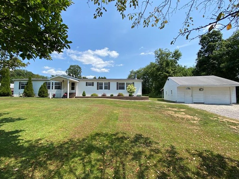 714 Shenango Stop Rd, New Castle, PA 16101