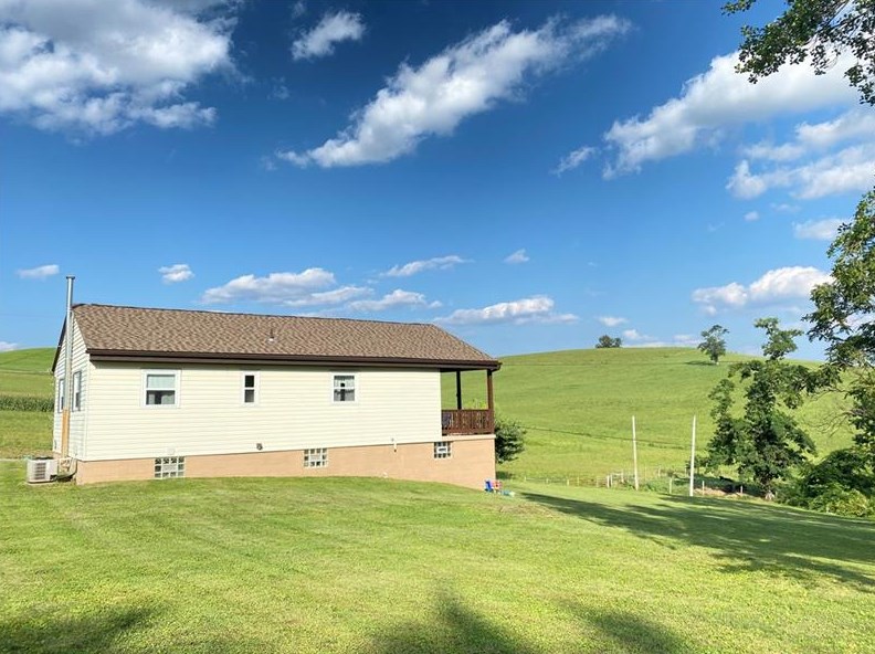 111 Gilmore Rd, Finleyville, PA 15332