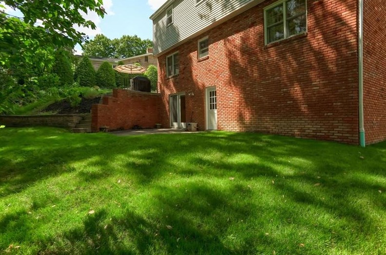 809 Breezewood Dr, Glenshaw, PA 15116