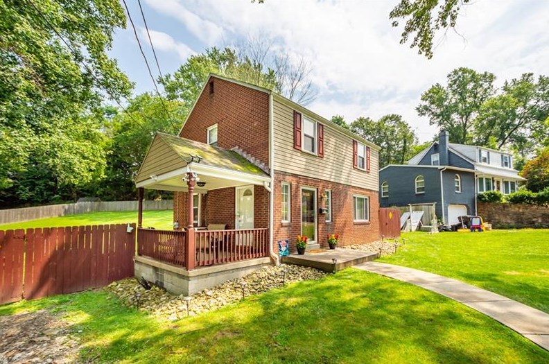 690 Glenrock Dr, Bethel Park, PA 15102-1436