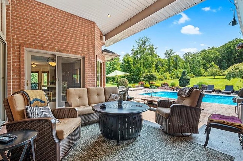 1860 Eastbrook Rd, New Castle, PA 16101