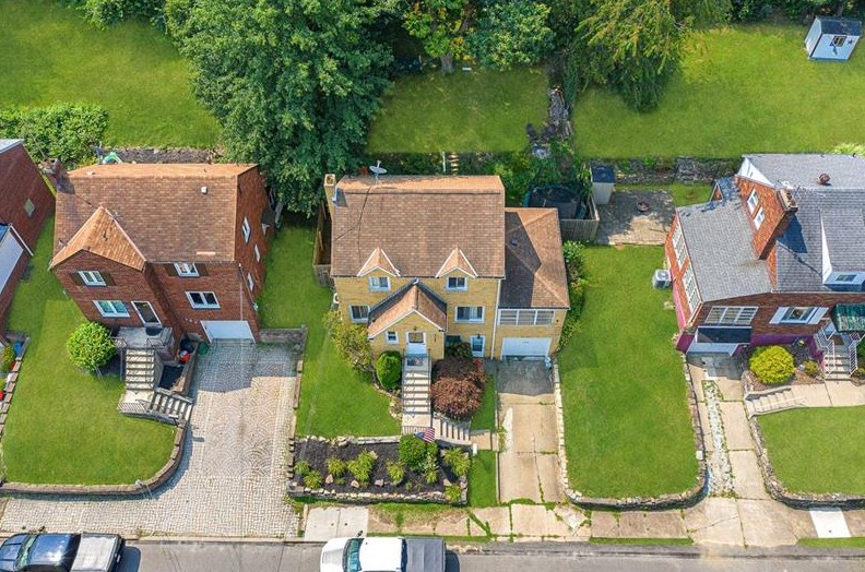 160 Summerfield Dr, Whitaker, PA 15120