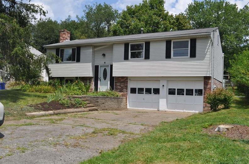 3371 Maple Dr, Library, PA 15129