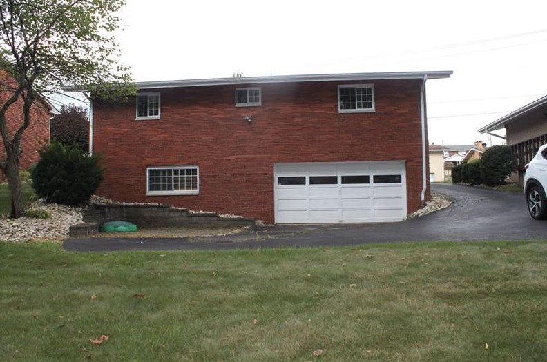 1130 Rosedale Dr, Greensburg, PA 15601-5614