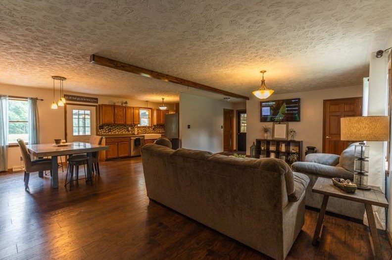 44 Crill School Rd, Mercer, PA 16137-5816