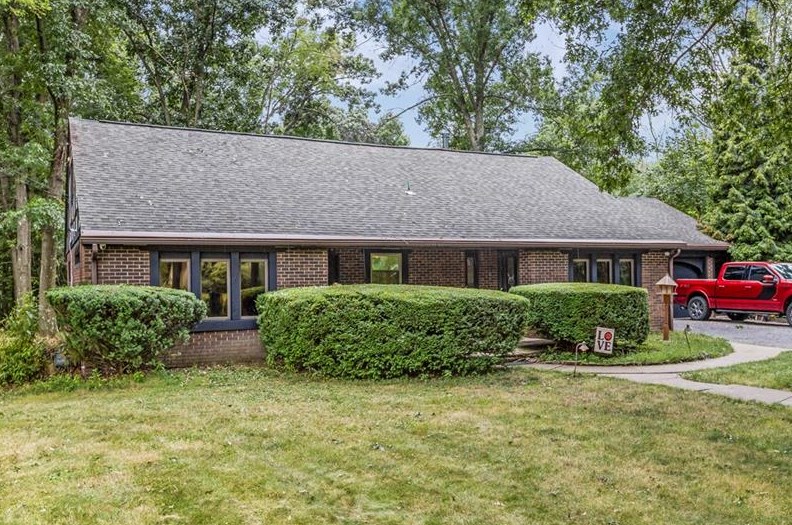 127 Arrowhead Dr, Beaver Falls, PA 15010