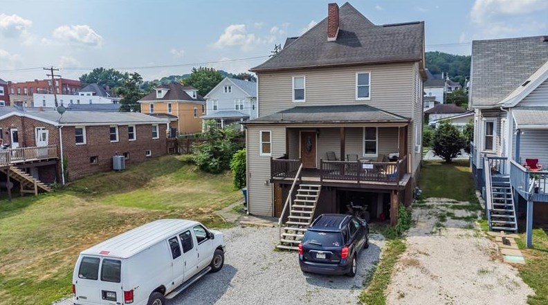 8 3rd St, Youngwood, PA 15697-1608