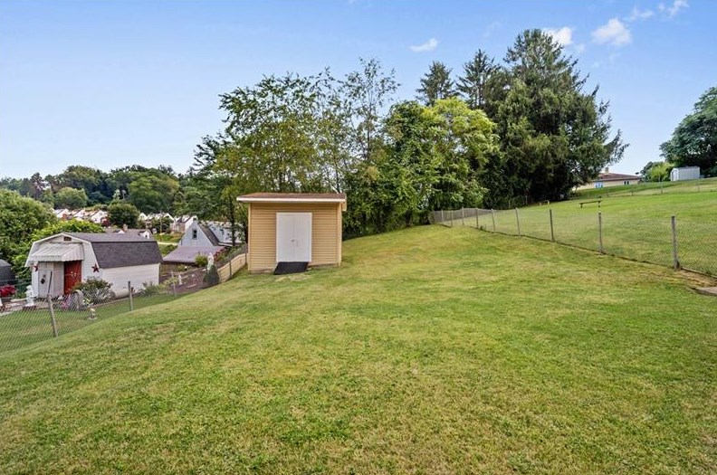 8 Keystone Dr, Monessen, PA 15062-2213