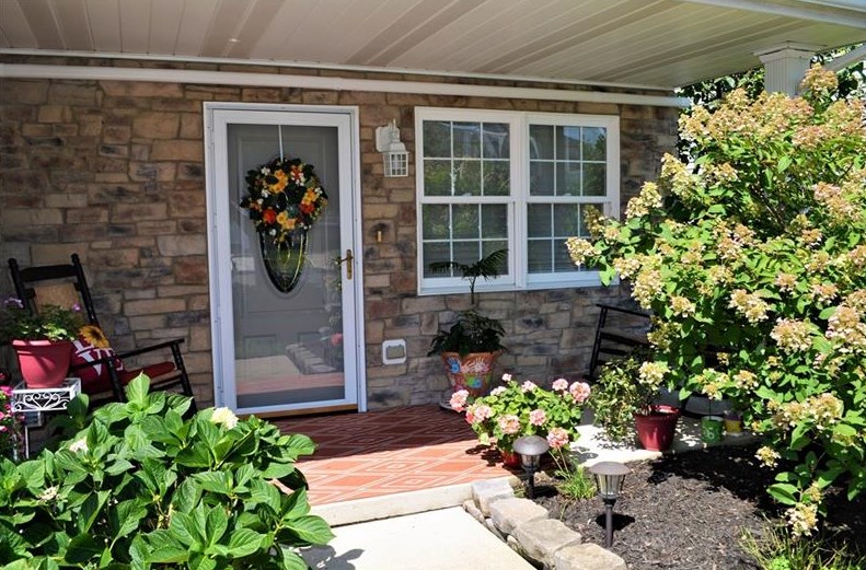 299 Garden Hill Dr, Tarentum, PA 15084