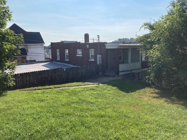 700 N 3rd St, Jeannette, PA 15644