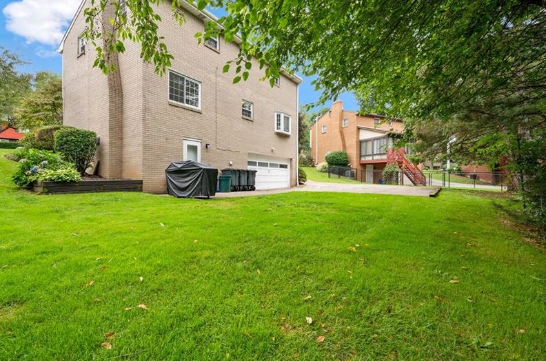 420 Franklin Heights Dr, Monroeville PA  15146-1036 exterior