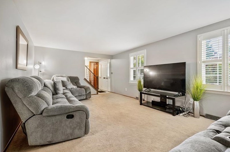 420 Franklin Heights Dr, Monroeville, PA 15146-1036