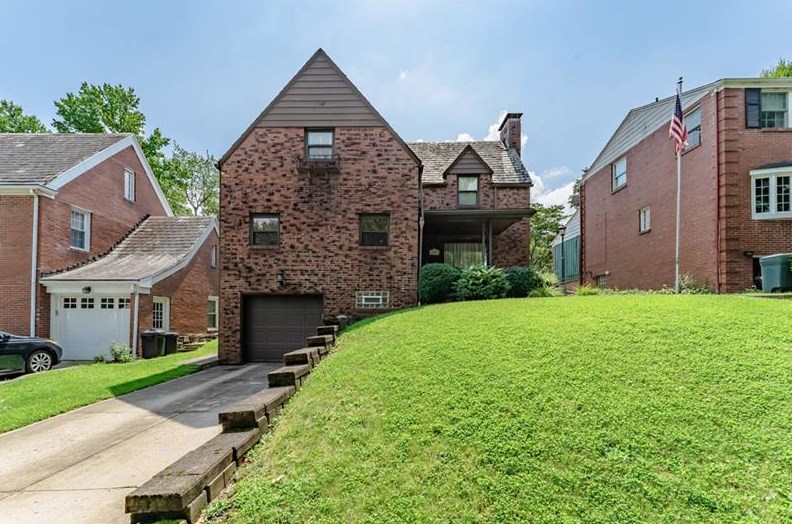 1040 Manor Rd, New Kensington, PA 15068-5318