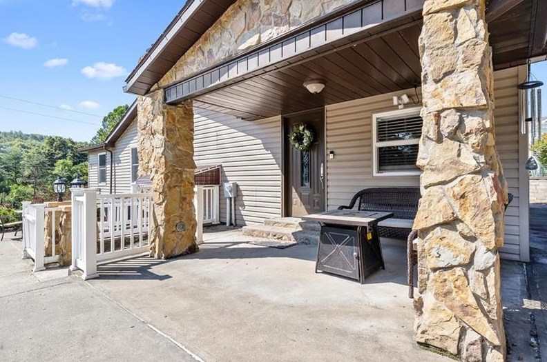24 Spring Hill Ln, Cheswick, PA 15024