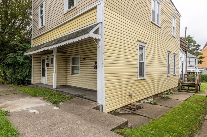 957 5th Ave, East Mckeesport, PA 15035-1336