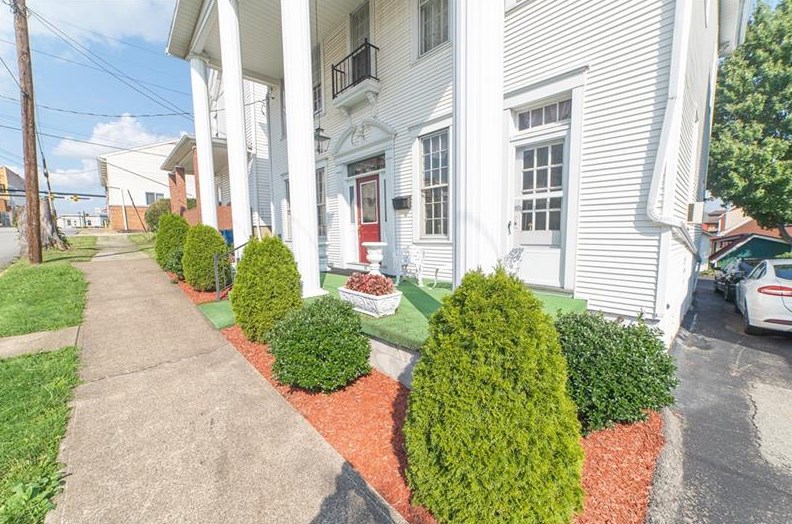 15 College Ave, Mount Pleasant, PA 15666-1809