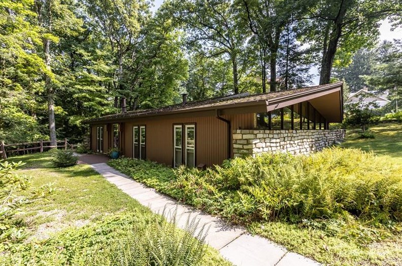 324 Crystal Springs Rd, Bradfordwoods, PA 15015