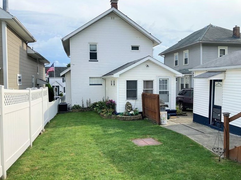 222 Orchard Ave, Ellwood City, PA 16117-1052