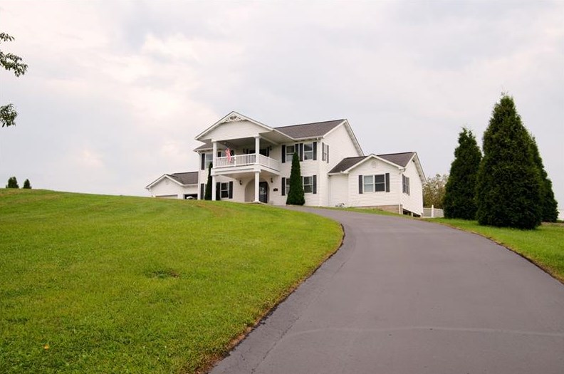 144 Meadow Gold Ln, New Kensington, PA 15068