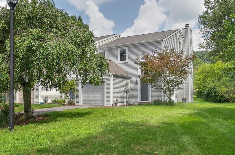 12 Gloucester Ct, Oakmont, PA 15139