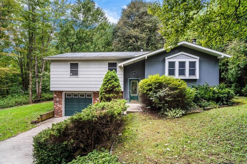 32 E Patricia Dr, Transfer, PA 16154