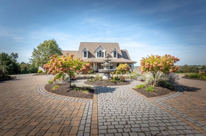 104 Eastgate Ln, Evans City, PA 16033