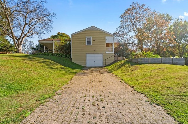652 Oberg Dr, Freeport, PA 16229-1615