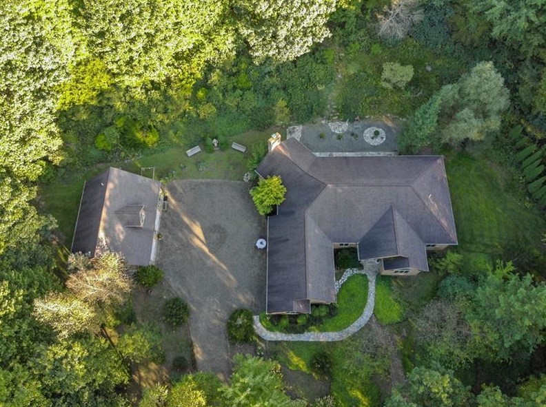35 Briarwood Ln, New Wilmington, PA 16142