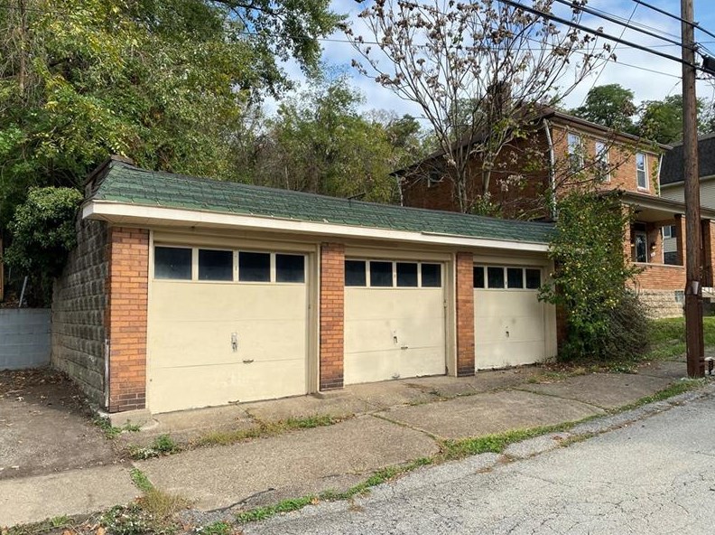 220 Fairview Ave, East Pgh, PA 15112-1406