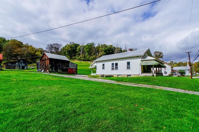 1435 S Eighty Eight Rd, Greensboro, PA 15338