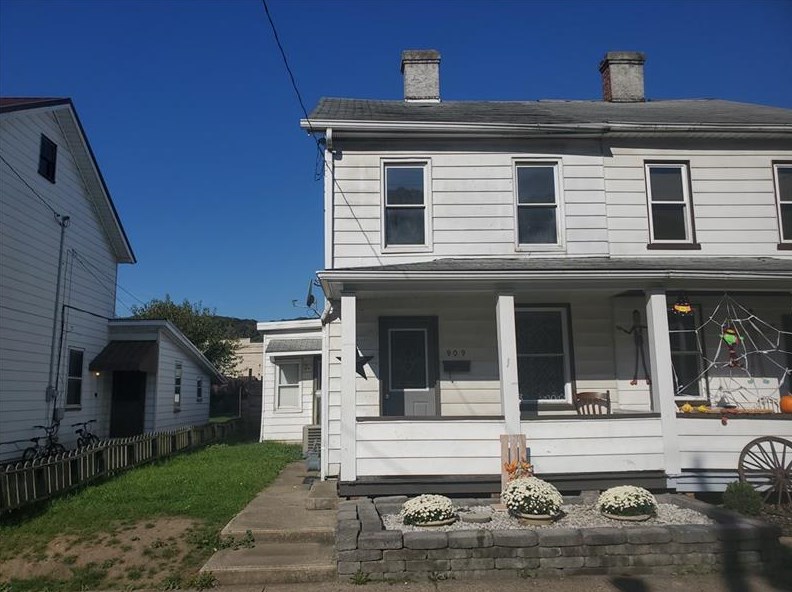 909 6th Ave, Ford City, PA 16226-1122