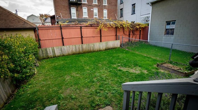 421 Wayne St, Butler PA 16001-5851 exterior