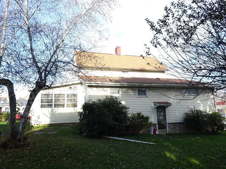 305 S 3rd St, Youngwood, PA 15697