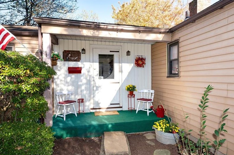 684 Rolling Green Dr, Bethel Park, PA 15102-3710