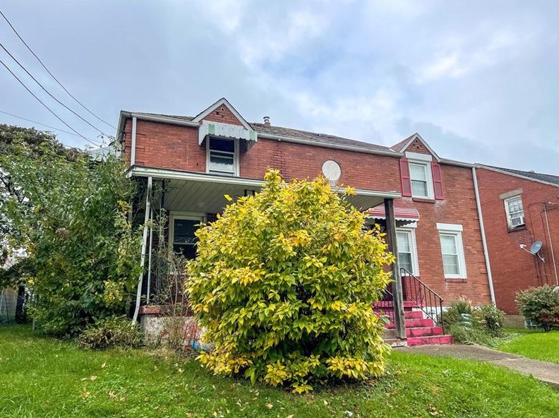 208 Oxford Dr, Mckeesport, PA 15132-7629