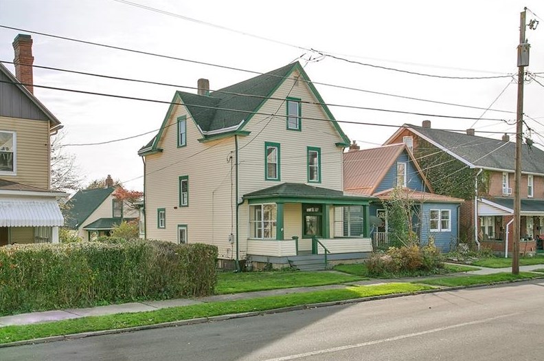 920 Roup Ave, Brackenridge, PA 15014-1130