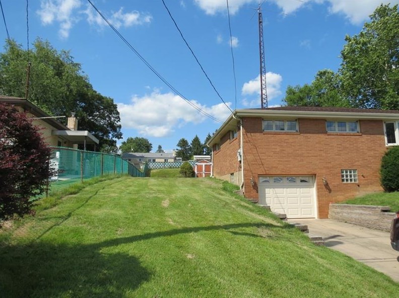 9913 Joan Dr, North Huntingdon, PA 15642