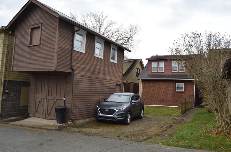1110 Highland St, Tarentum, PA 15084-1024