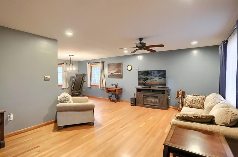 918 4th St, Baden, PA 15005-1411